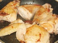 обжарить кусочки курицы на сковороде